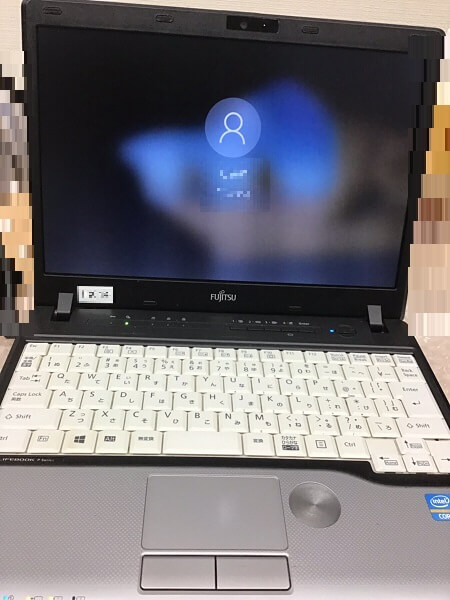 ノートパソコンの液晶画面に白い線が入って正常に映らない／富士通 Windows 10のイメージ