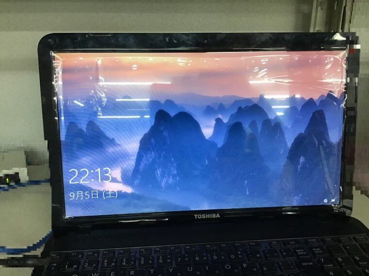 ノートパソコンの液晶パネル割れ／東芝 Windows 10のイメージ